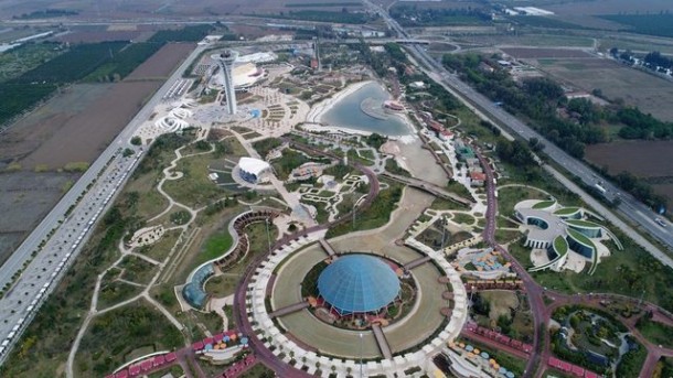 Aktyor Antaliyada güllə keçirməyən şüşə villada görüntüləndi  - FOTO